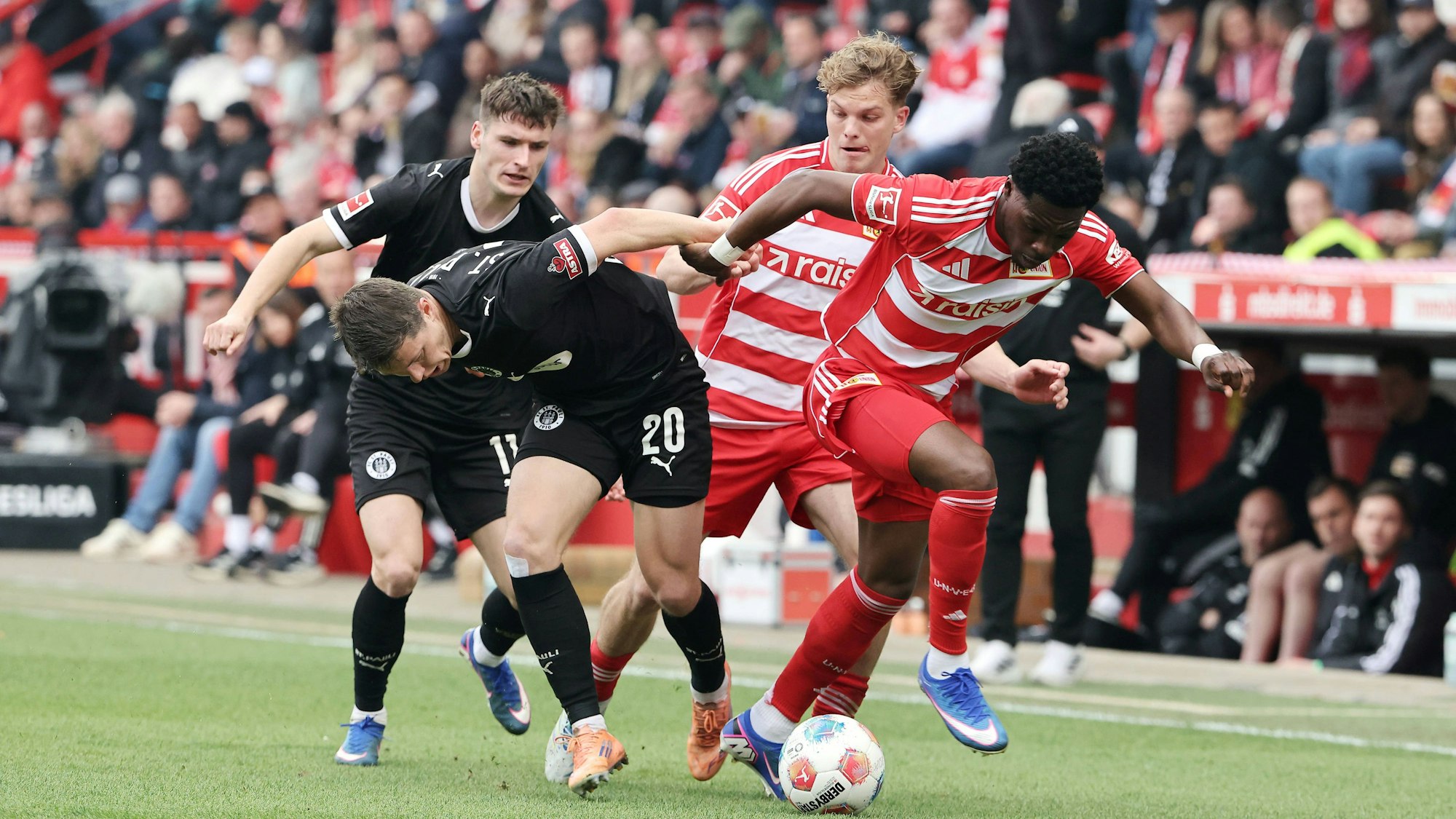 Derrick Köhn für Union Berlin im Einsatz gegen St. Pauli.