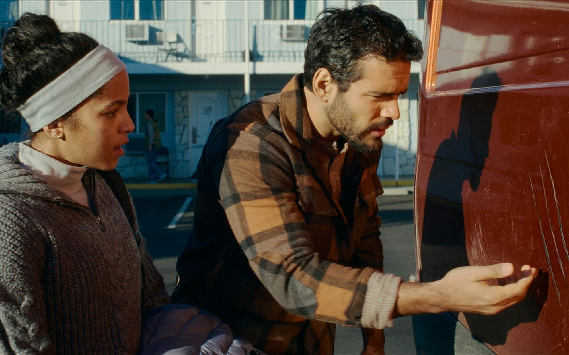 Maddie (Lou Llobel) und Tyler (Jacob Scipio) entdecken merkwürdige Kratzspuren auf der Außenseite ihres Wagens. (Bild: 2026 Paramount Pictures)