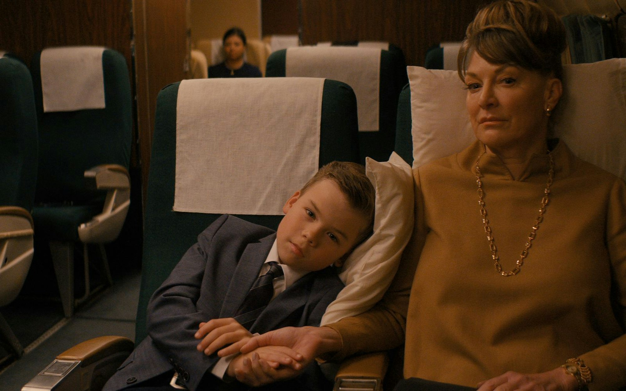 Als man im Flugzeug noch rauchte und einen Martini trank: Jeff (Clark Shotwell) und seine Mutter (Kelly Eviston-Quinnett) freuen sich auf den Luxus an Bord. (Bild: Apple TV)