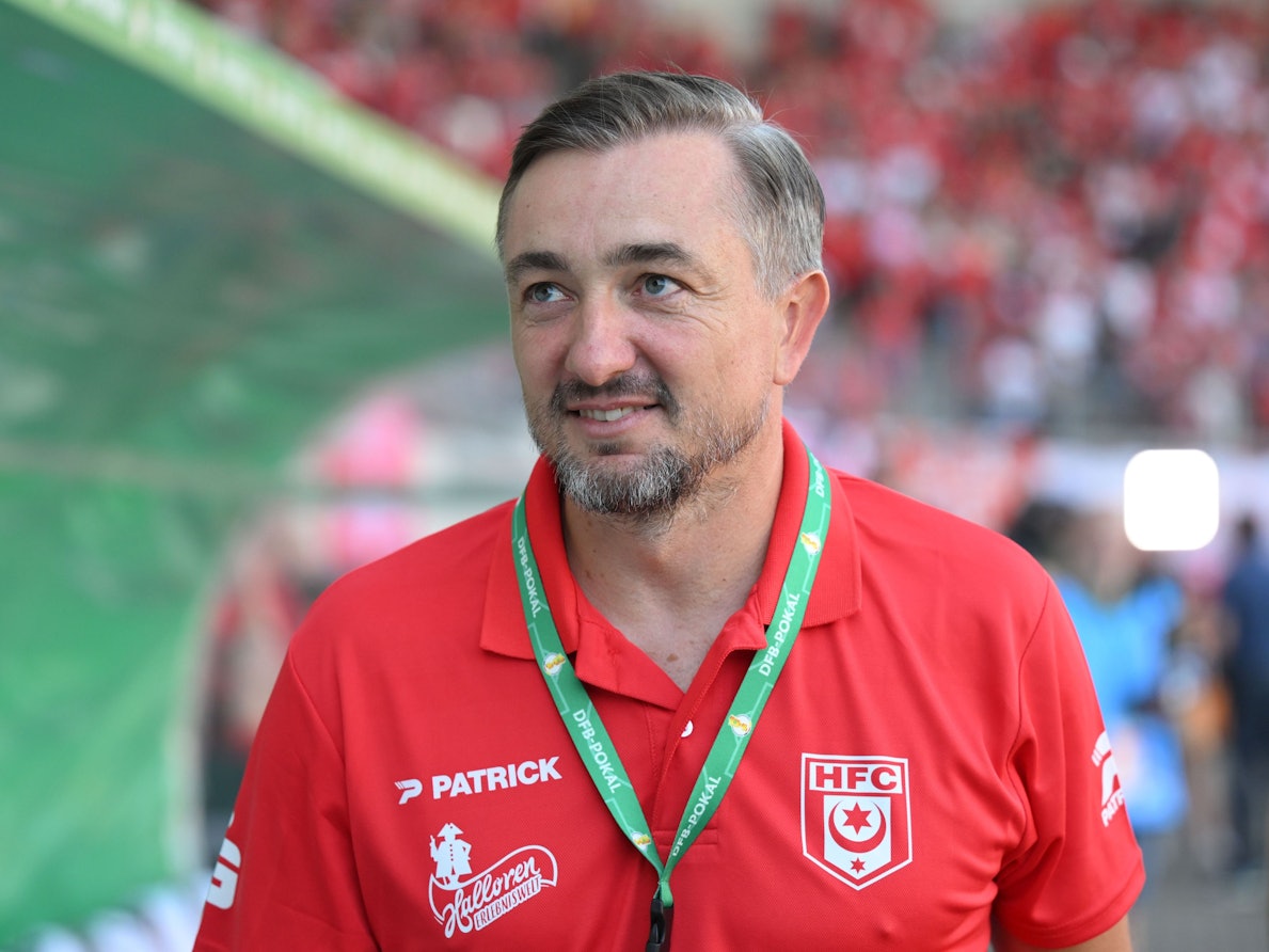 Daniel Meyer schaut nach oben und lächelt.