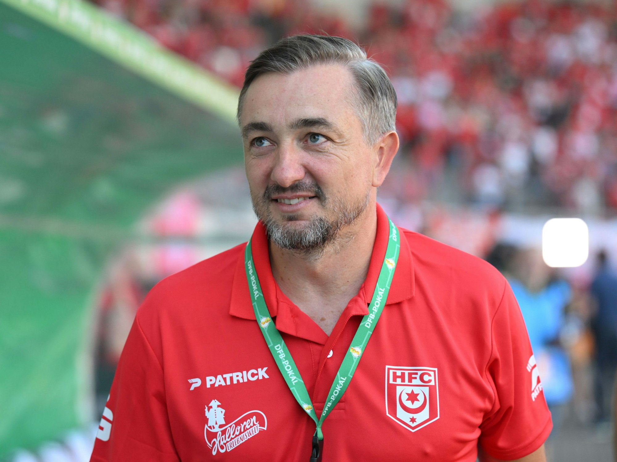 Daniel Meyer schaut nach oben und lächelt.
