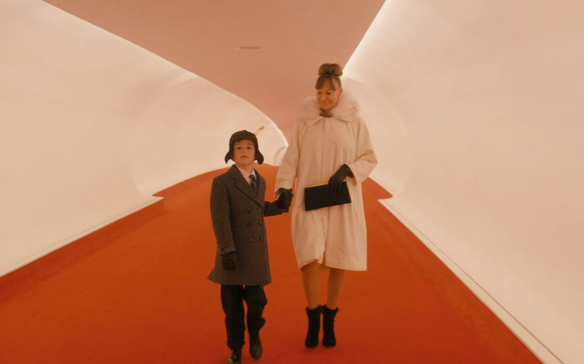 Ein Film über Zeiten, als das Fliegen noch Abenteuer war und Terminals Kunstwerke der Moderne: Jeff (Clark Shotwell) und seine Mutter (Kelly Eviston-Quinnett) beginnen ihre Flugreise von der Ost- bis an die Westküste. (Bild: Apple TV)