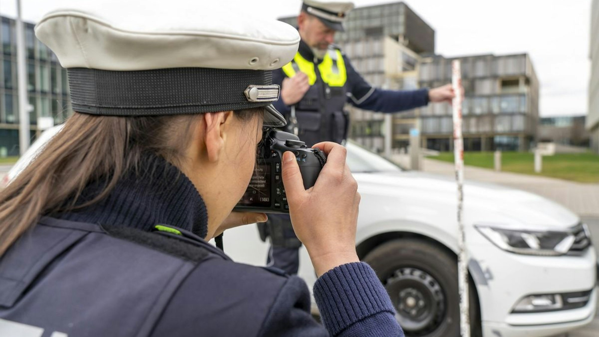 Ein Polizeiwagen mit Blaulicht steht auf einer Straße. (Symbolbild)