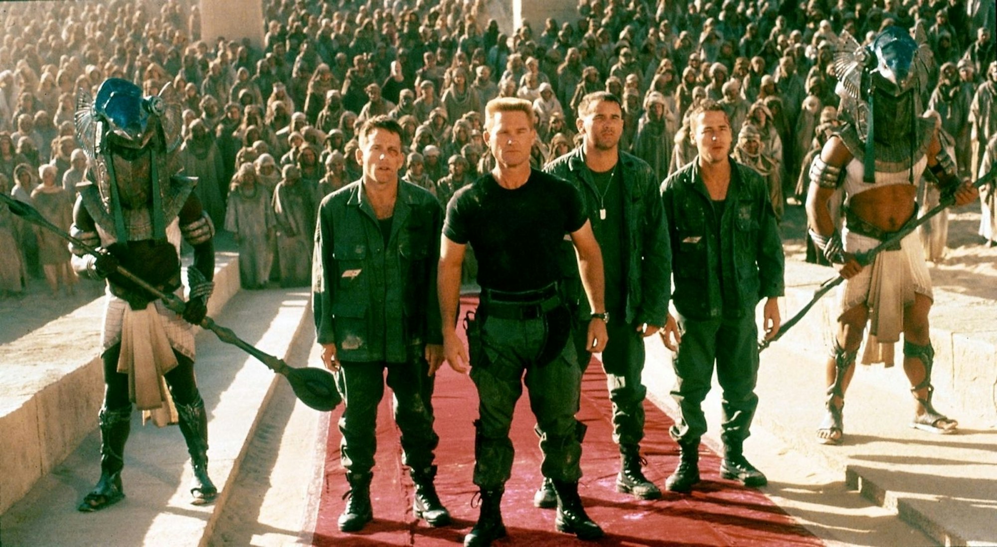 Sie stehen kurz vor der entscheidenden Schlacht, von links: Freeman (Christopher John Fields), Colonel O'Neill (Kurt Russell), Kawalsky (John Diehl) und Lieutenant Ferretti (French Stewart). (Bild: 1994 Metro-Goldwyn-Mayer Studios Inc. All Rights Reserved.)