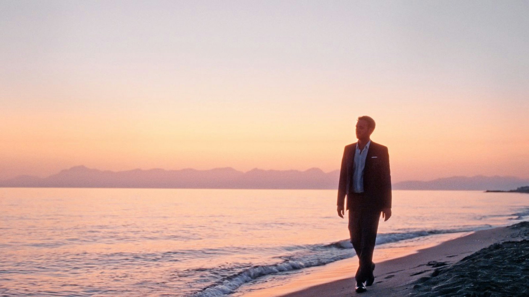 Stimmungsvoller Spaziergang im Abendrot am Meer: Leon Windscheid erforscht in zwei Dokus zum Thema „Liebe“, was bei der romantischen Liebe tatsächlich in unserem Körper und unserer Seele passiert. Was können wir tun, um „erfolgreicher“ in der Liebe zu werden? (Bild: ZDF / Tobias Winkel)