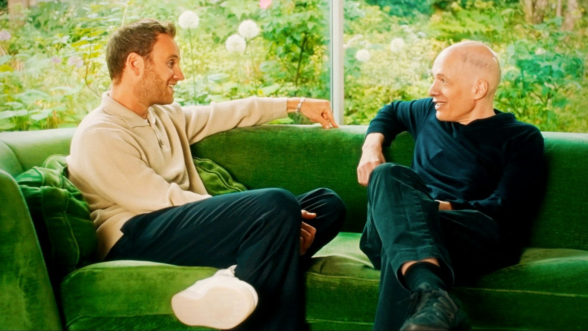Leon Windscheid (links) begegnet in London dem Philosophen Alain de Botton, um über ehrliche Begegnungen beim Verlieben zu sprechen. (Bild: ZDF / Tobias Winkel)