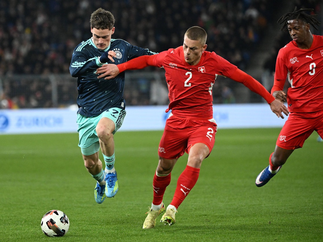 Miro Muheim (M.) und Florian Wirtz im Kampf um den Ball.