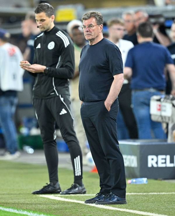 Trainer Dieter Hecking steht an der Seitenlinie mit beiden Händen in den Hosentaschen.