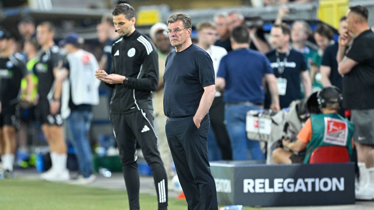 Trainer Dieter Hecking steht an der Seitenlinie mit beiden Händen in den Hosentaschen.