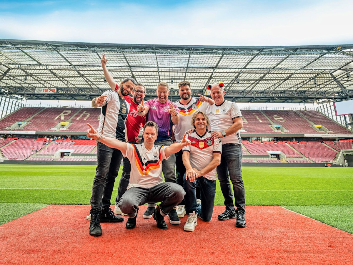 Die Höhner haben zur Fußballweltmeisterschaft ihren Hit „Steh auf, mach laut“ mit neuem Sound von Big Tim am Start.