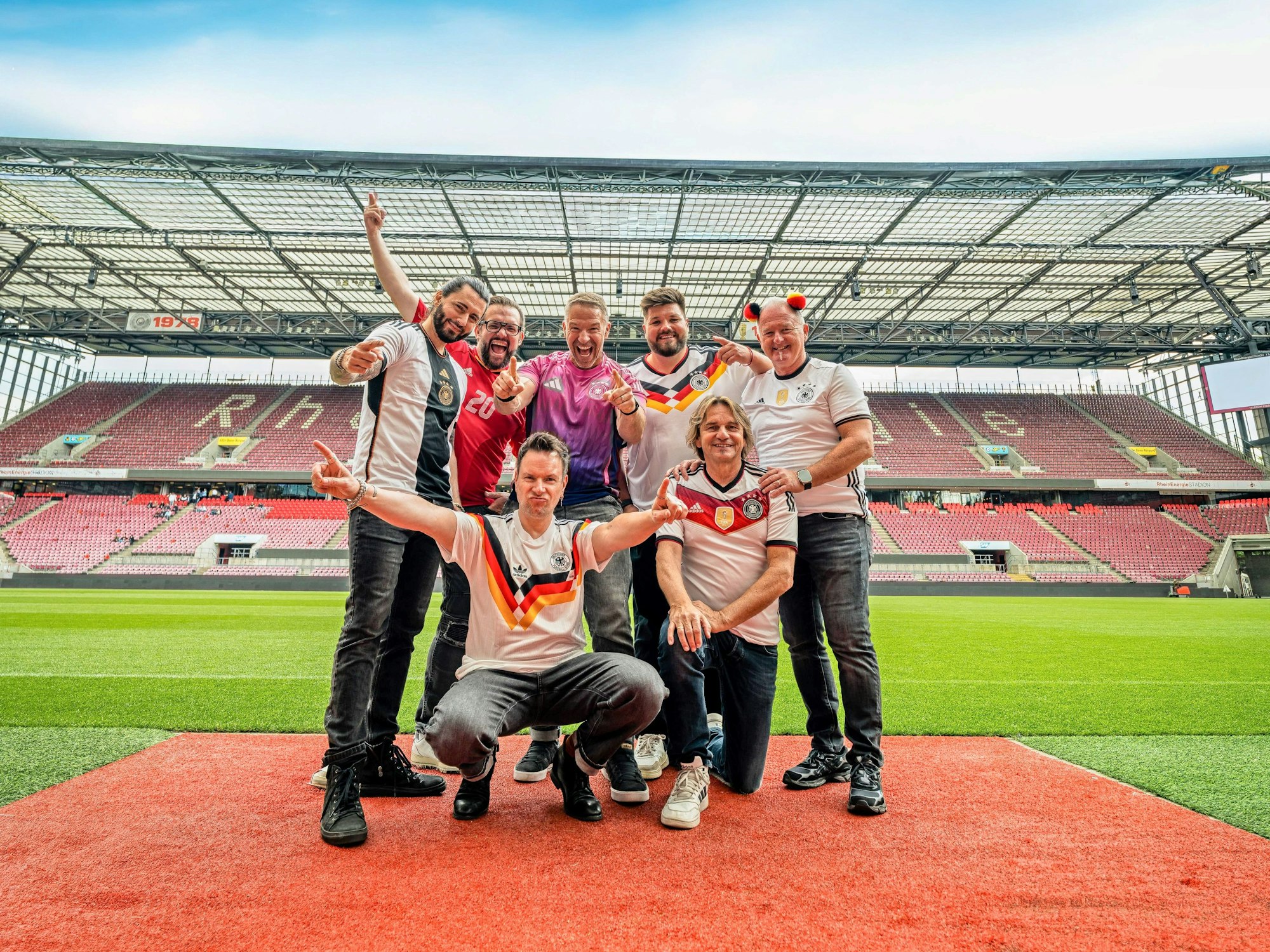 Die Höhner haben zur Fußballweltmeisterschaft ihren Hit „Steh auf, mach laut“ mit neuem Sound von Big Tim am Start.