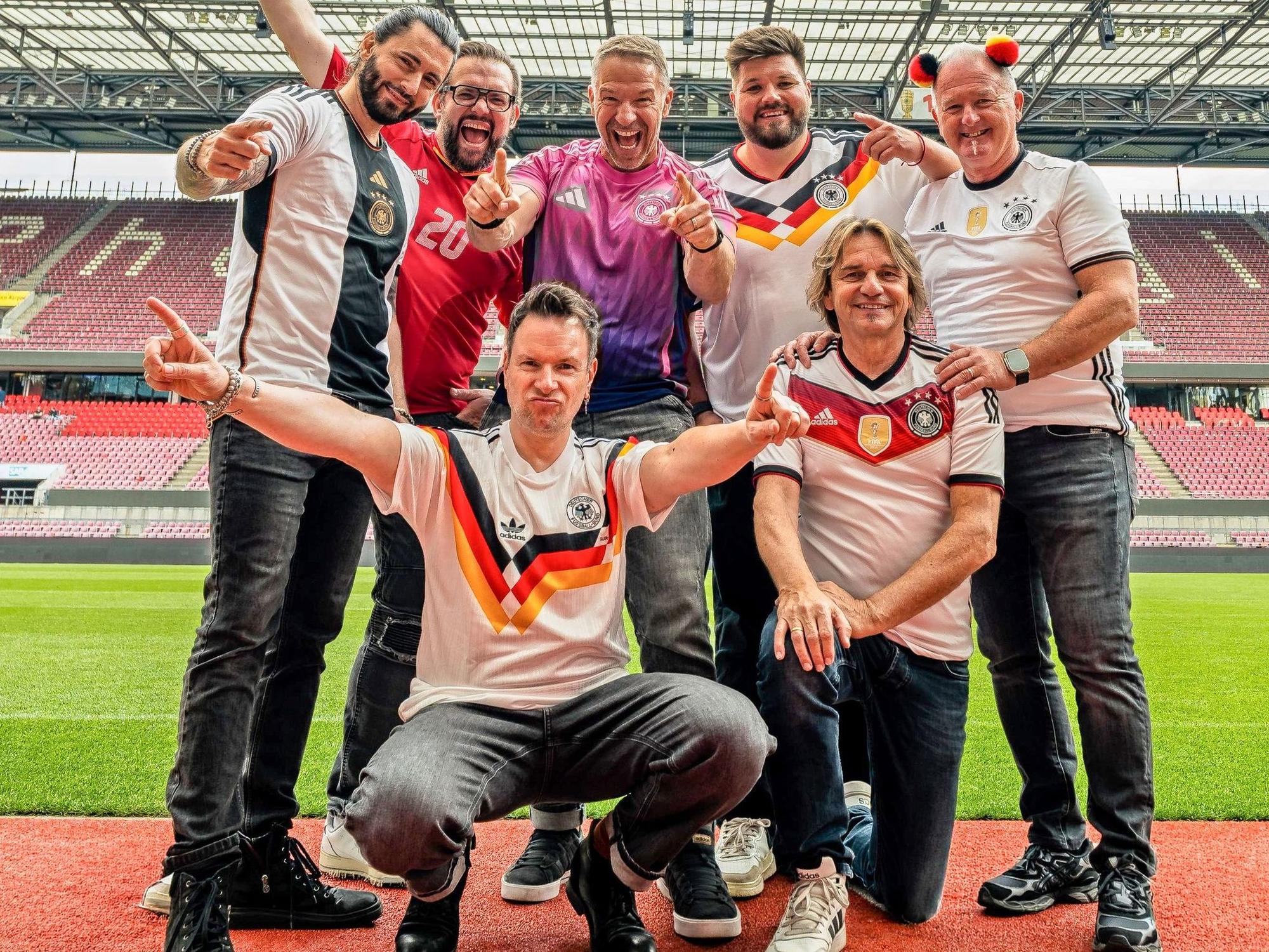 Die Höhner haben zur Fußballweltmeisterschaft ihren Hit „Steh auf, mach laut“ mit neuem Sound von Big Tim am Start.
