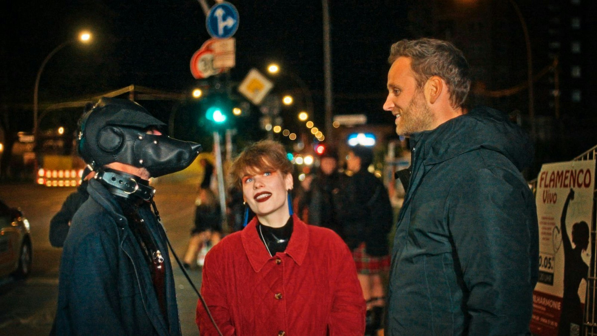 Ortstermin am Berliner Nachtclub „KitKat“: Psychologe Leon Windscheid (rechts) will herausfinden, wie aufgeklärte Großstädter ticken. (Bild: ZDF/Mika Völker)