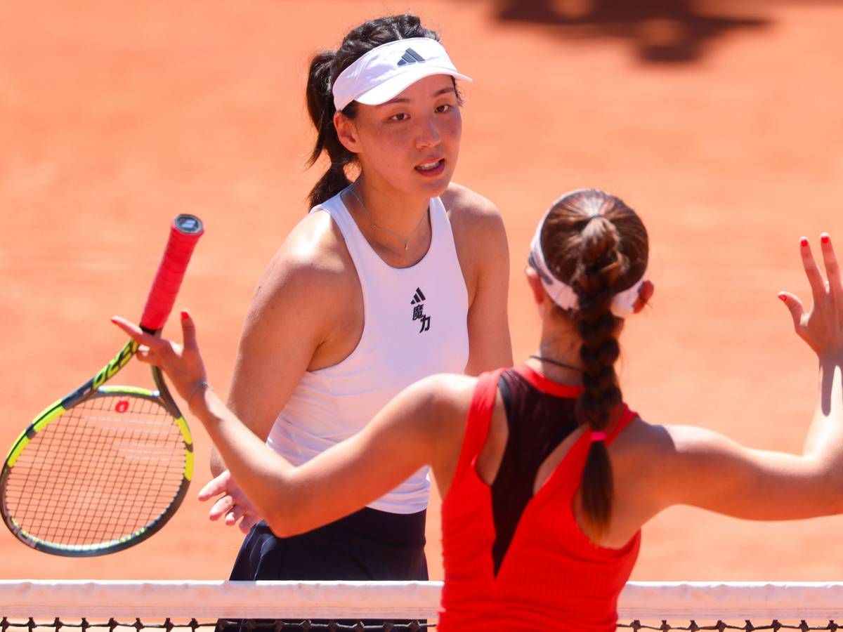 Xinyu Wang diskutiert nach dem Spiel mit Tamara Korpatsch.