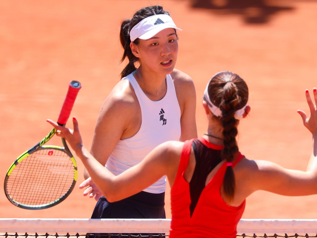 Xinyu Wang diskutiert nach dem Spiel mit Tamara Korpatsch.