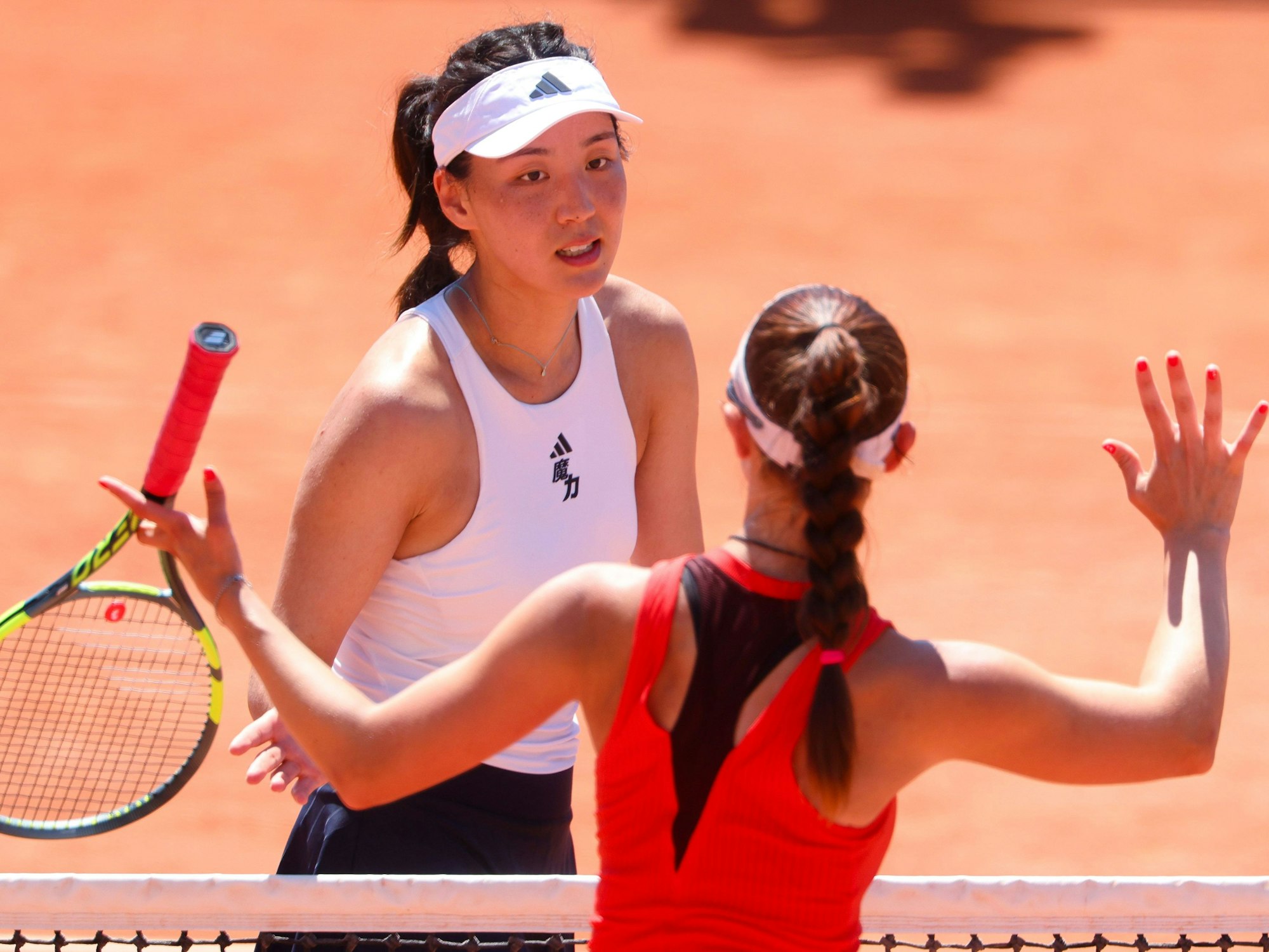 Xinyu Wang diskutiert nach dem Spiel mit Tamara Korpatsch.