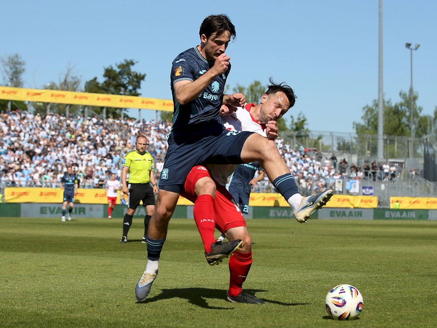 Tim Danhof und Peter Kurzweg im Fußball-Zweikampf