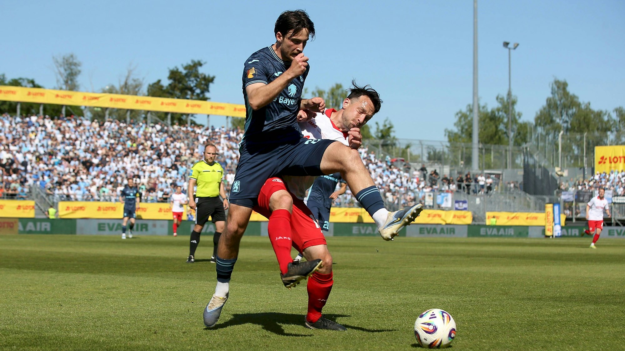 Tim Danhof und Peter Kurzweg im Fußball-Zweikampf