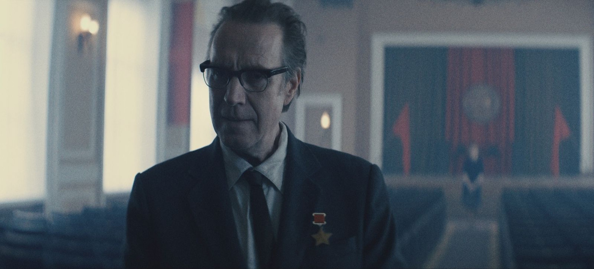 Der Chefkonstrukteur (Rhys Ifans) steht unter der Knute der Partei, die fast schon absurde Vorgaben für das Raumfahrtprogramm macht. (Bild: © Apple TV)