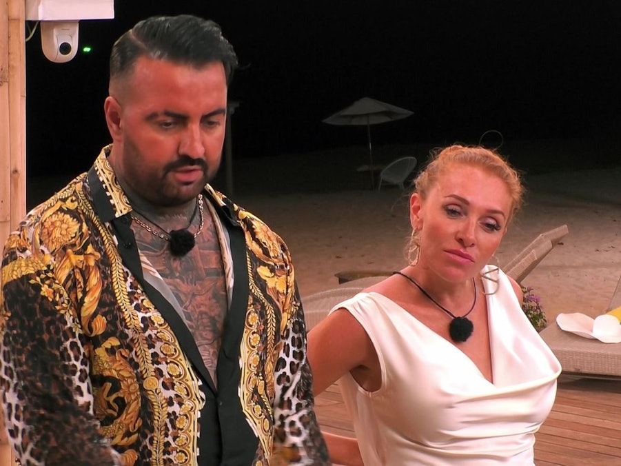 Böse Überraschung für Georgina: Damit, dass sich Cosimo gegen sie wandte, hatte sie nicht gerechnet. Die Königin dankte unter Tränen ab. (Bild: RTLZWEI)