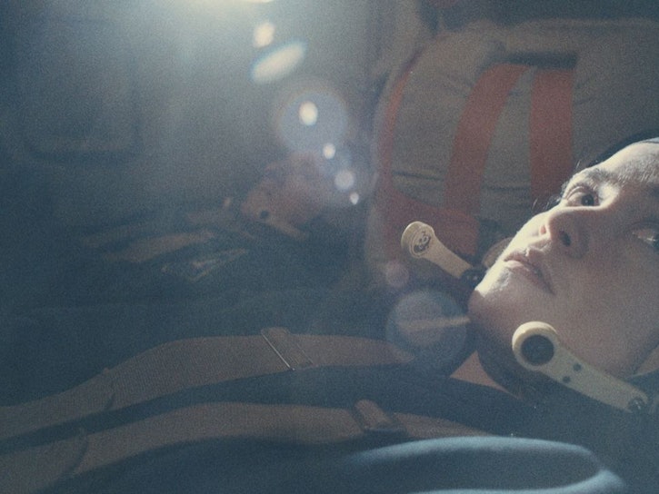 Für die Kosmonautin Anastasia Belikova (Alice Englert) ist die Reise zum Mond auch ein Flucht aus dem real existierenden Sozialismus. (Bild: © Apple TV)