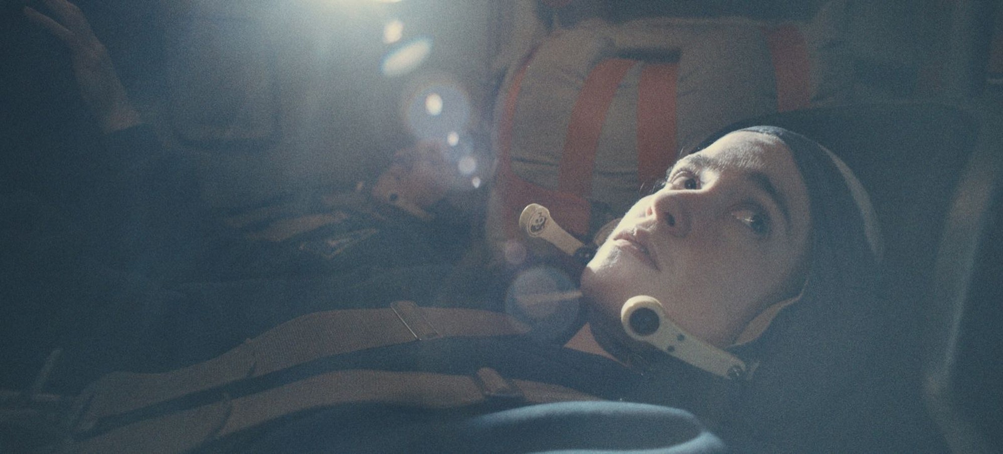 Für die Kosmonautin Anastasia Belikova (Alice Englert) ist die Reise zum Mond auch ein Flucht aus dem real existierenden Sozialismus. (Bild: © Apple TV)