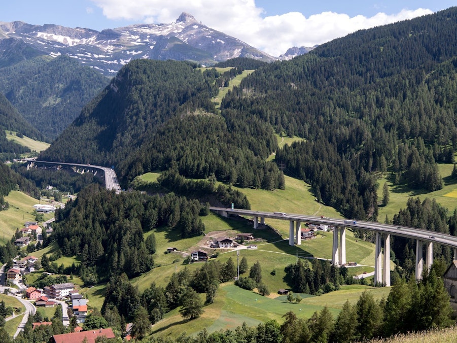 Autos und LKW fahren über den Brenner (Autobahn A13)