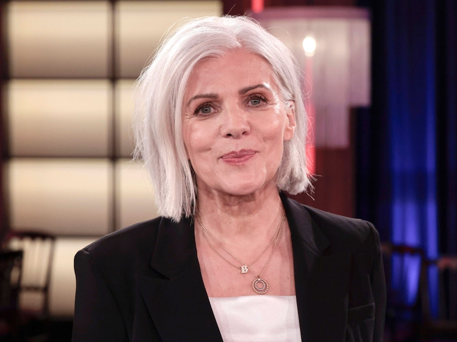 Birgit Schrowange mit grauem Haar und schwarzem Blazer