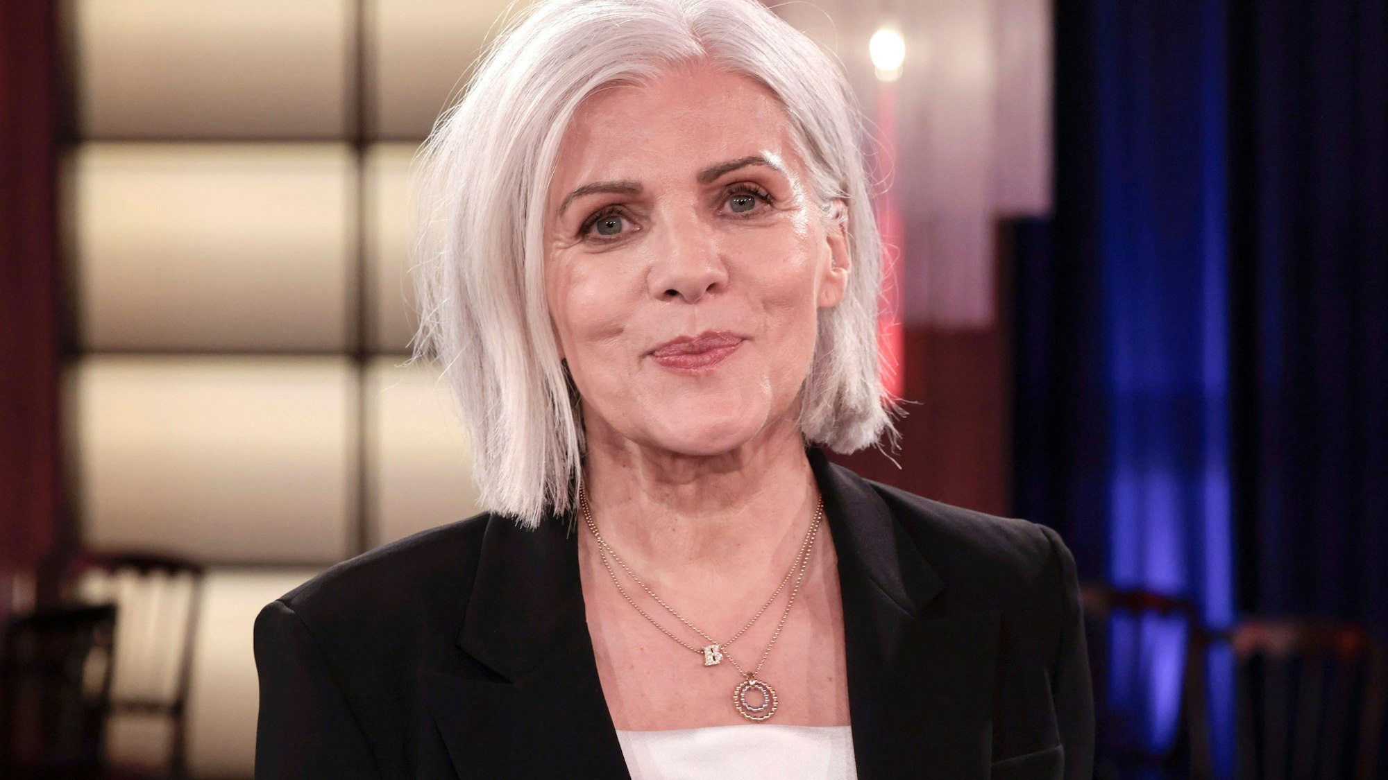 Birgit Schrowange mit grauem Haar und schwarzem Blazer