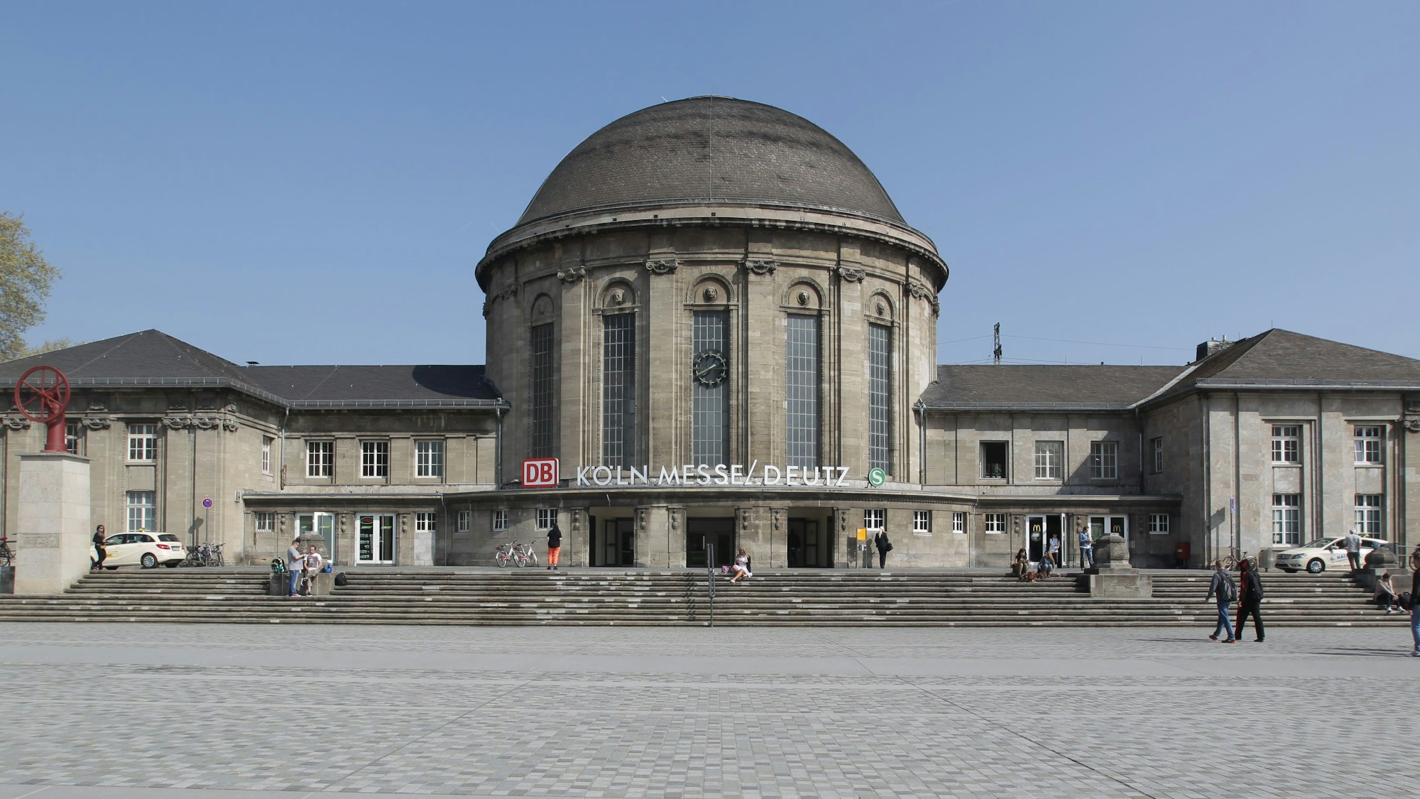 Das Geschehen spielte sich rund um den Bahnhof Messe/Deutz ab.