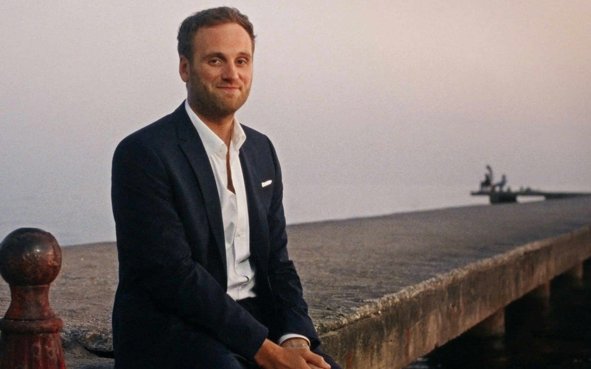Romantische Gefühle an romantischen Orten? Was braucht es tatsächlich fürs Gelingen der Liebe? Leon Windscheid widmet sich dieser Frage in den beiden Dokus Liebe: Wie sie kommt“ und „Liebe: Wie sie bleibt“. (Bild: ZDF/Mika Völker)