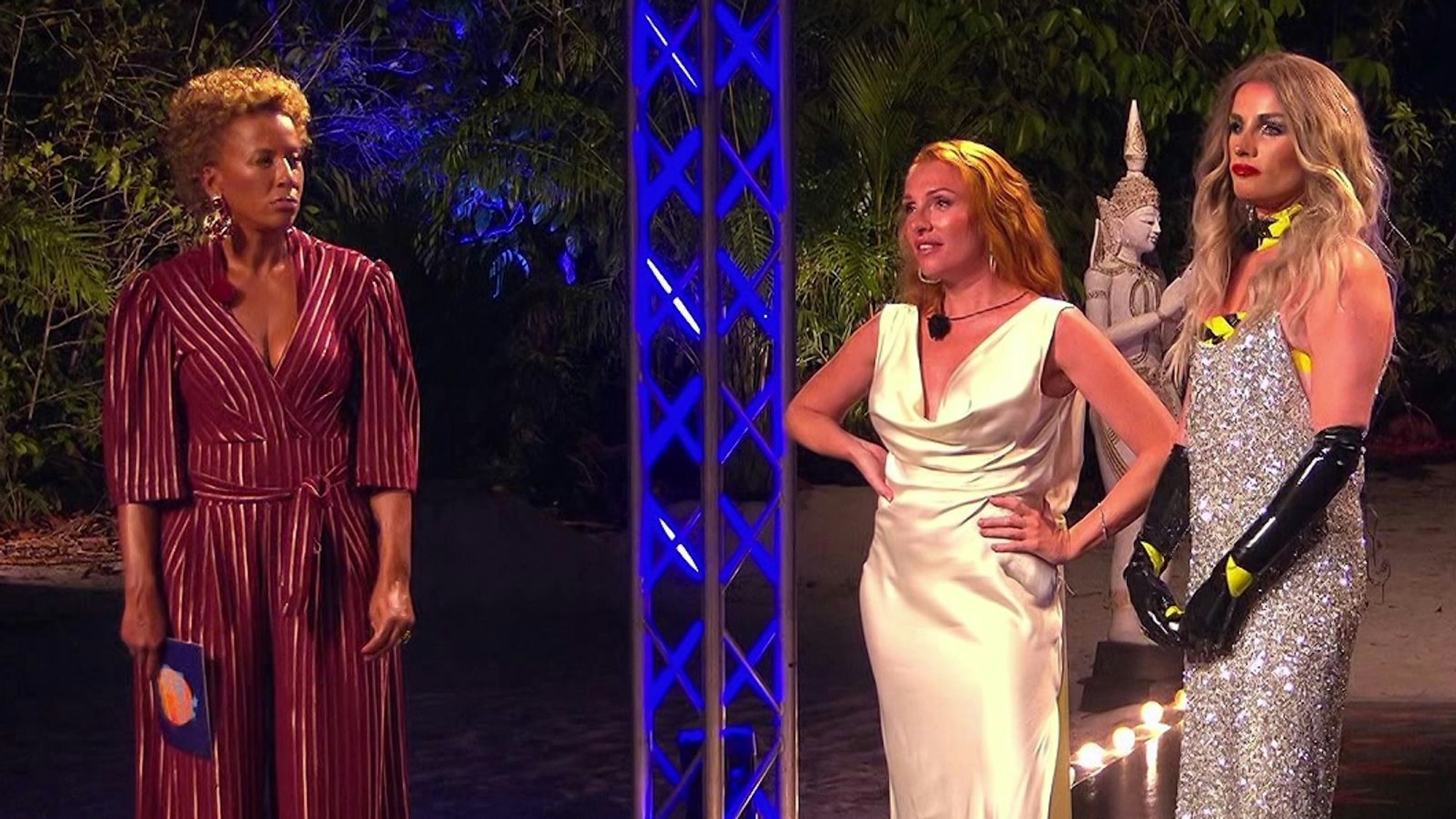 Am Ende der Zeremonie hatte Georgina Fleur (Mitte) sechs Münzen, der zu „Madame Charlet“ gewandelte Gino (rechts) sieben. Aber Arabella Kiesbauer (links) verkündete einen Plottwist. (Bild: RTLZWEI)