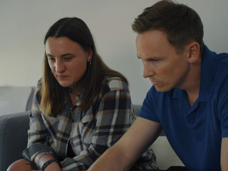 Leonie arbeitet als Content-Moderatorin für ein Unternehmen in Portugal und prüft Inhalte auf TikTok. (Bild: ZDF)