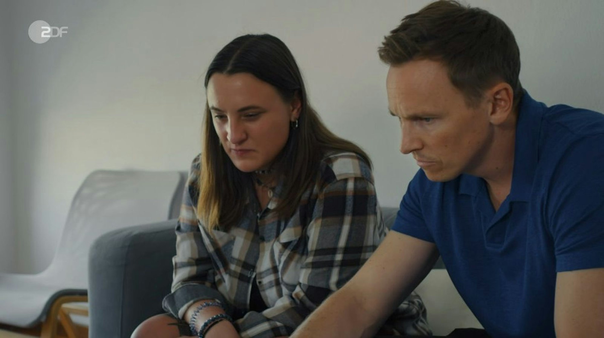 Leonie arbeitet als Content-Moderatorin für ein Unternehmen in Portugal und prüft Inhalte auf TikTok. (Bild: ZDF)