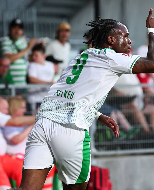 Noel Futkeu (SpVgg Greuther Fürth) feiert nach seinem Tor zum 1:0.