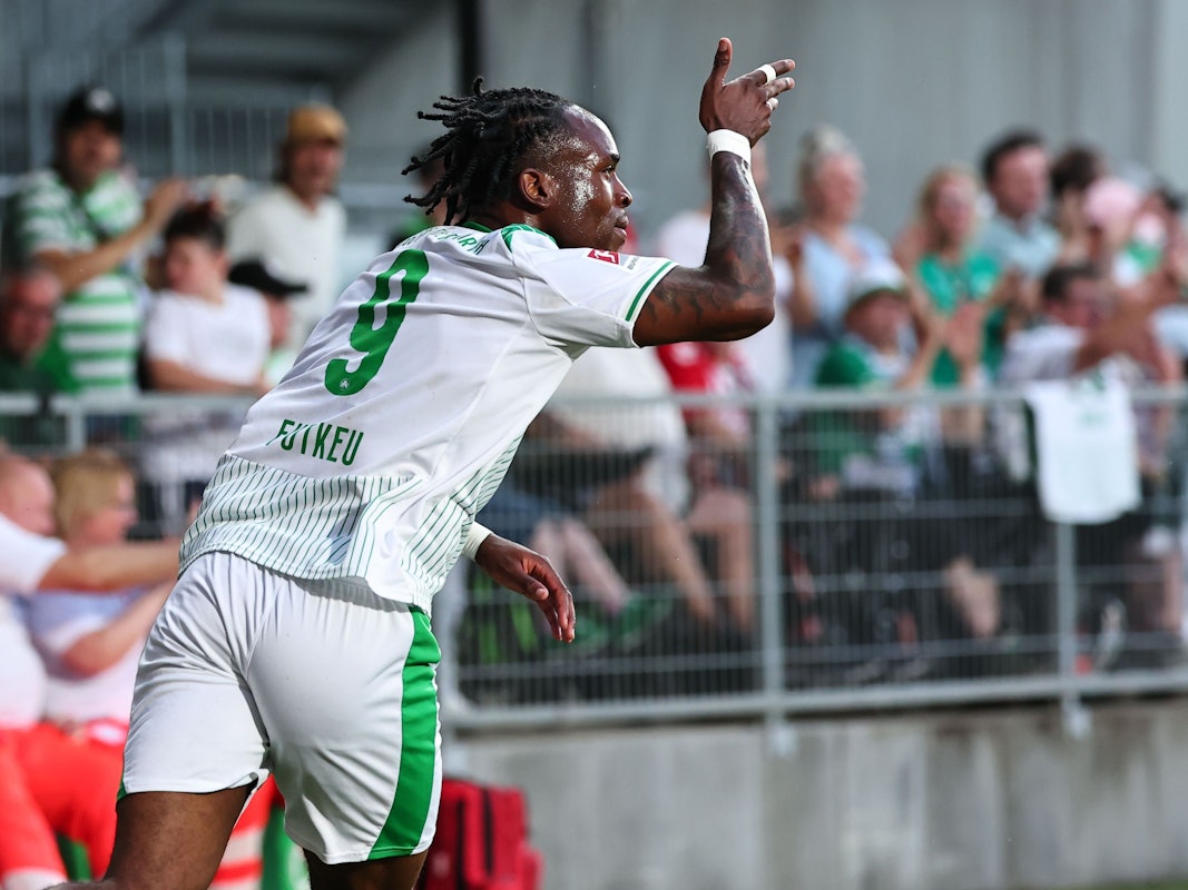 Noel Futkeu (SpVgg Greuther Fürth) feiert nach seinem Tor zum 1:0.