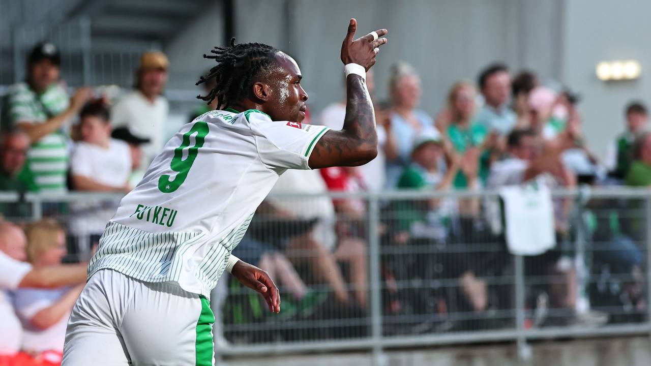 Noel Futkeu (SpVgg Greuther Fürth) feiert nach seinem Tor zum 1:0.