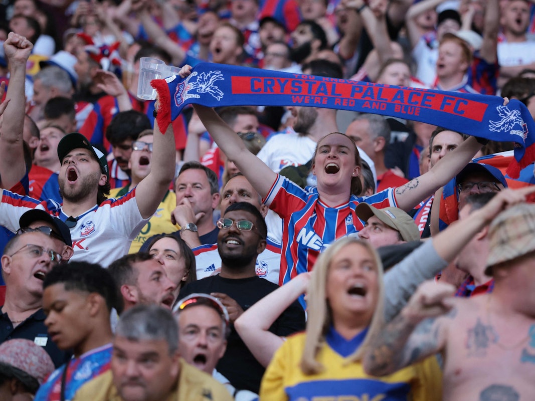 Fans von Crystal Palace auf der Tribüne in Leipzig.