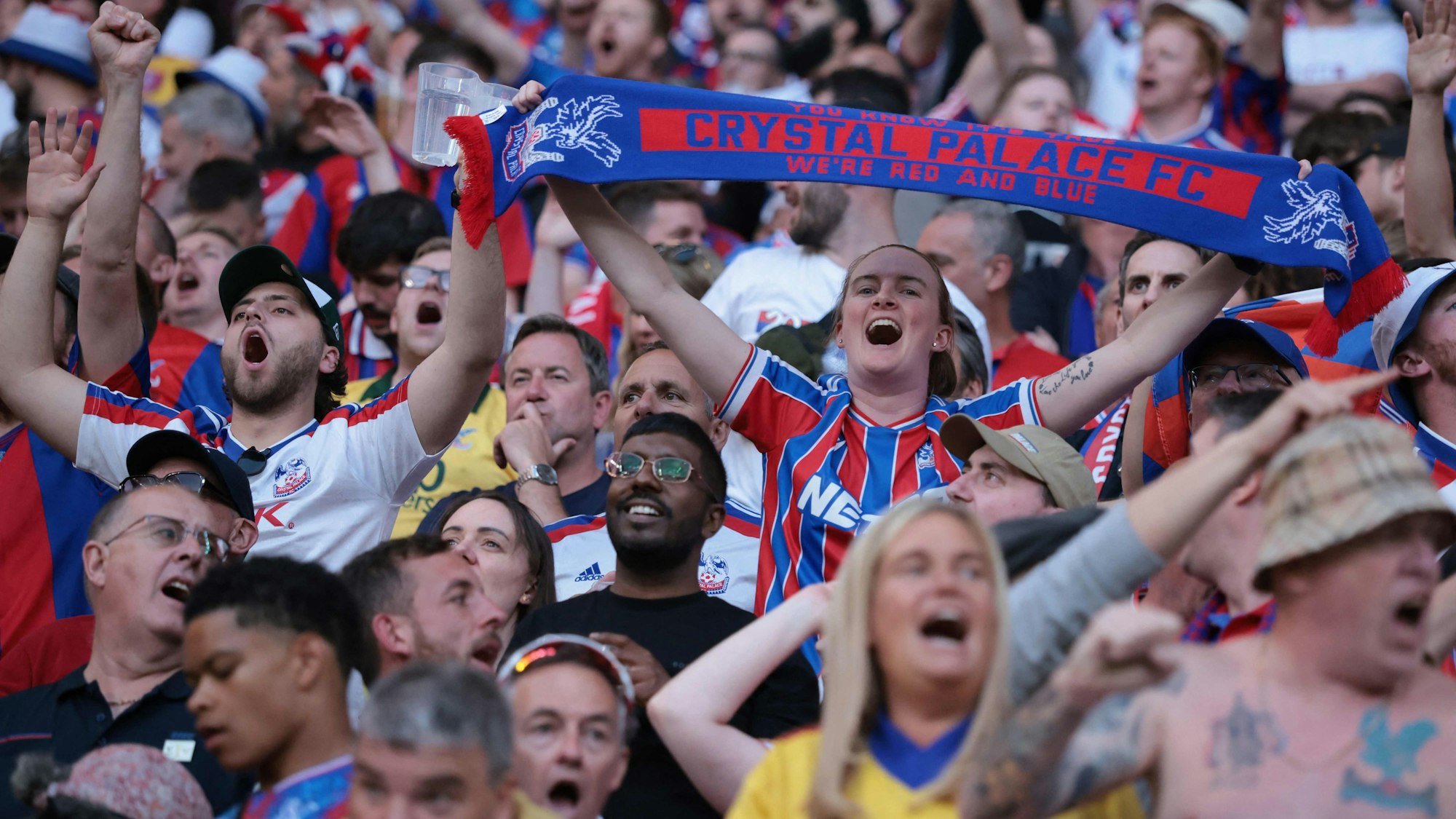 Fans von Crystal Palace auf der Tribüne in Leipzig.