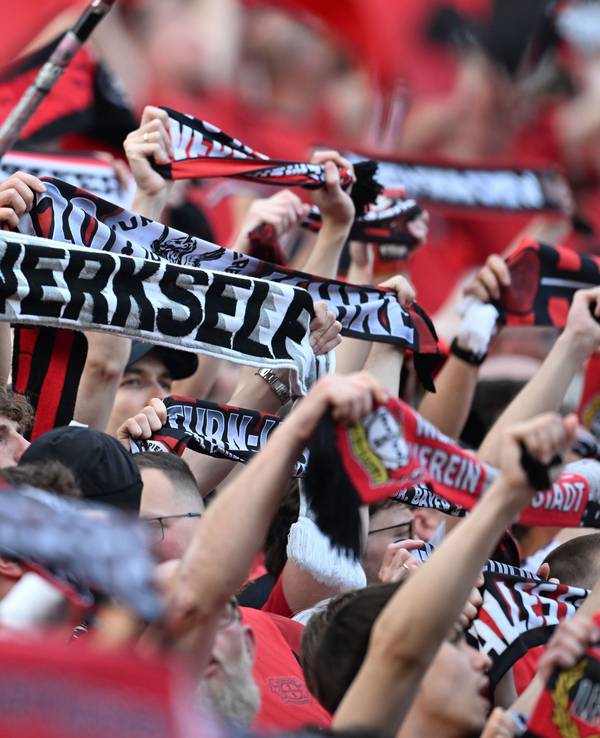 Auf den Schal eines Fans von Bayer Leverkusen hatten es die Kölner abgesehen.