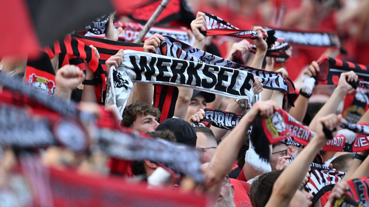 Auf den Schal eines Fans von Bayer Leverkusen hatten es die Kölner abgesehen.