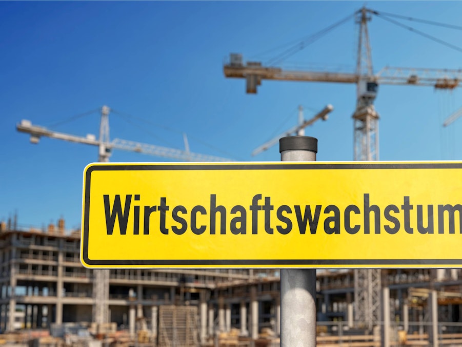 Wegweiser „Wirtschaftswachstum“ und Baustelle