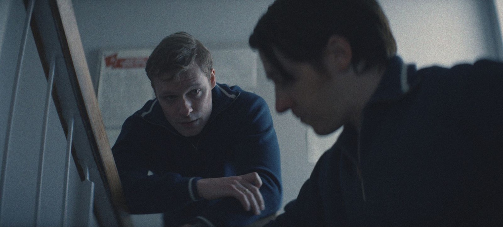 Der talentierte, aber impulsive Kosmonaut Sascha Polivanov (Solly McLeod, links) hat eine ganz besondere Beziehung zu seinem erfahrenen Kollegen Valya Markelov (Adam Nagaitis). (Bild: © Apple TV)