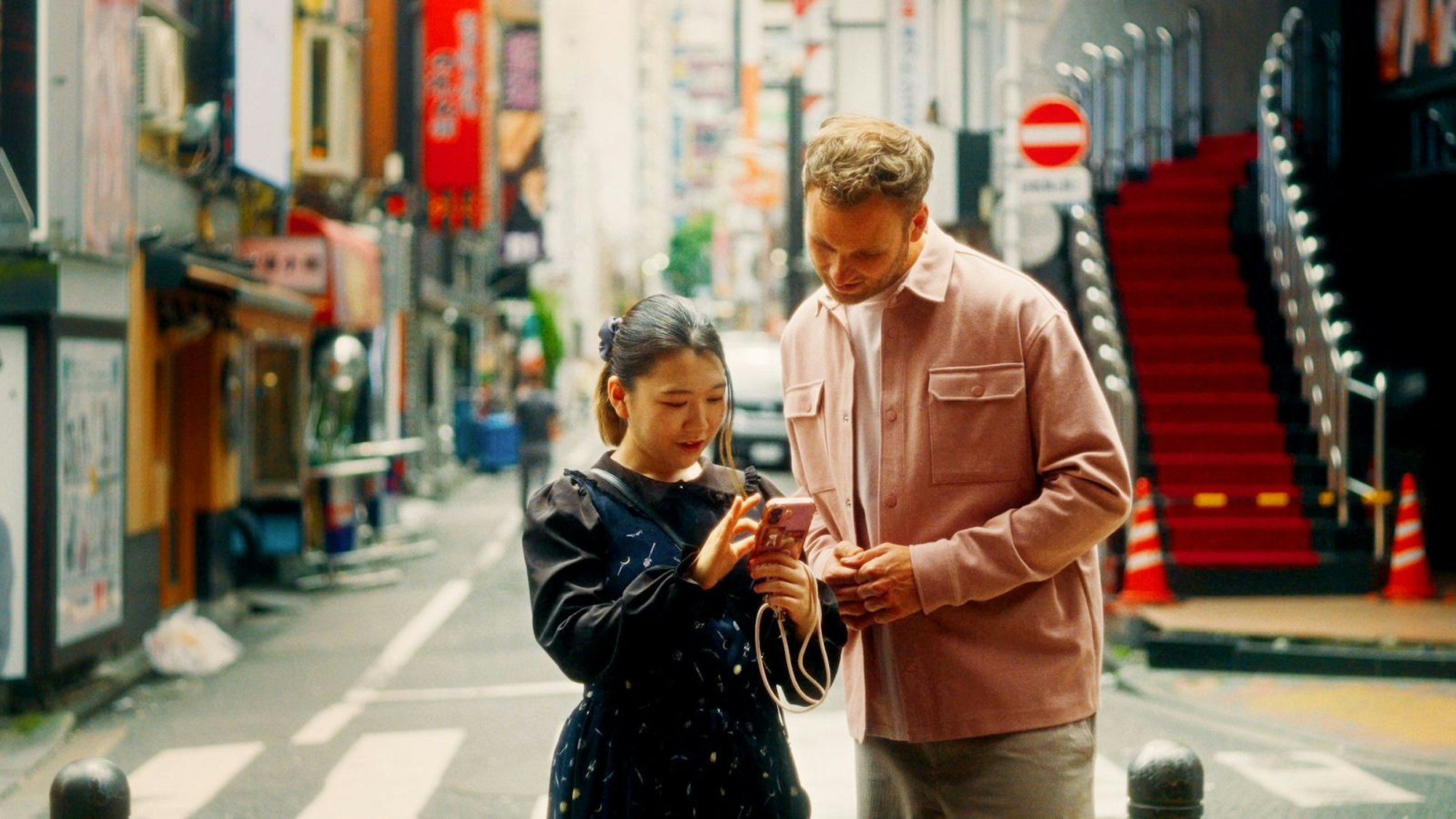 In Tokyo lässt sich Leon Windscheid von der Manga-Expertin Chihiro zeigen, was sie unter neuen Formen der Partnerschaft versteht. (Bild: ZDF/Mika Völker)