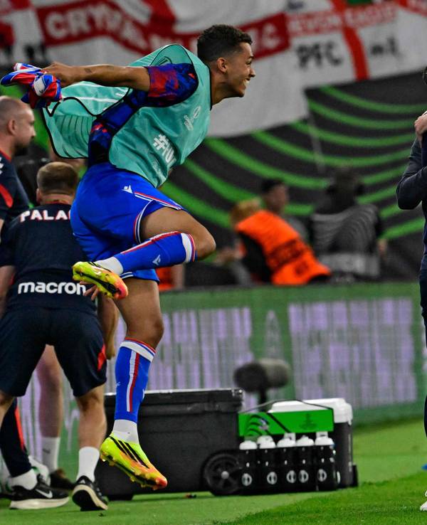 Rayo-Coach Inigo Perez (r.) und Oliver Glasner umarmen sich nach dem Spiel.