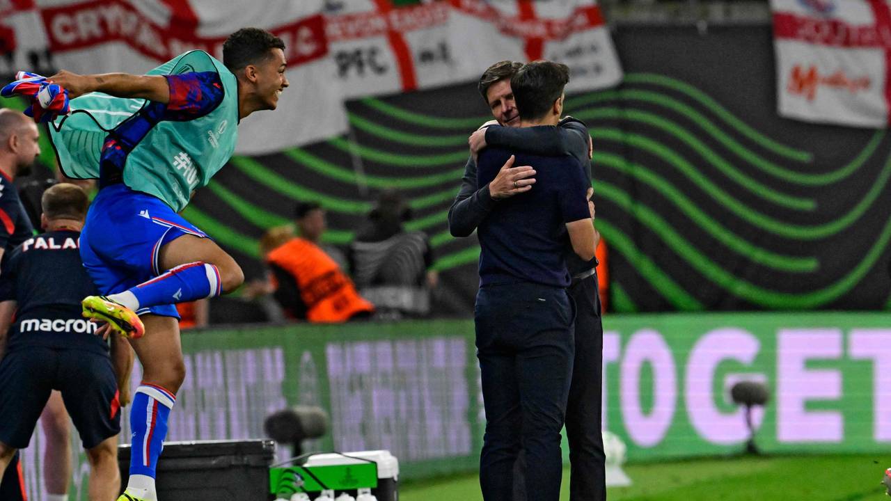 Rayo-Coach Inigo Perez (r.) und Oliver Glasner umarmen sich nach dem Spiel.