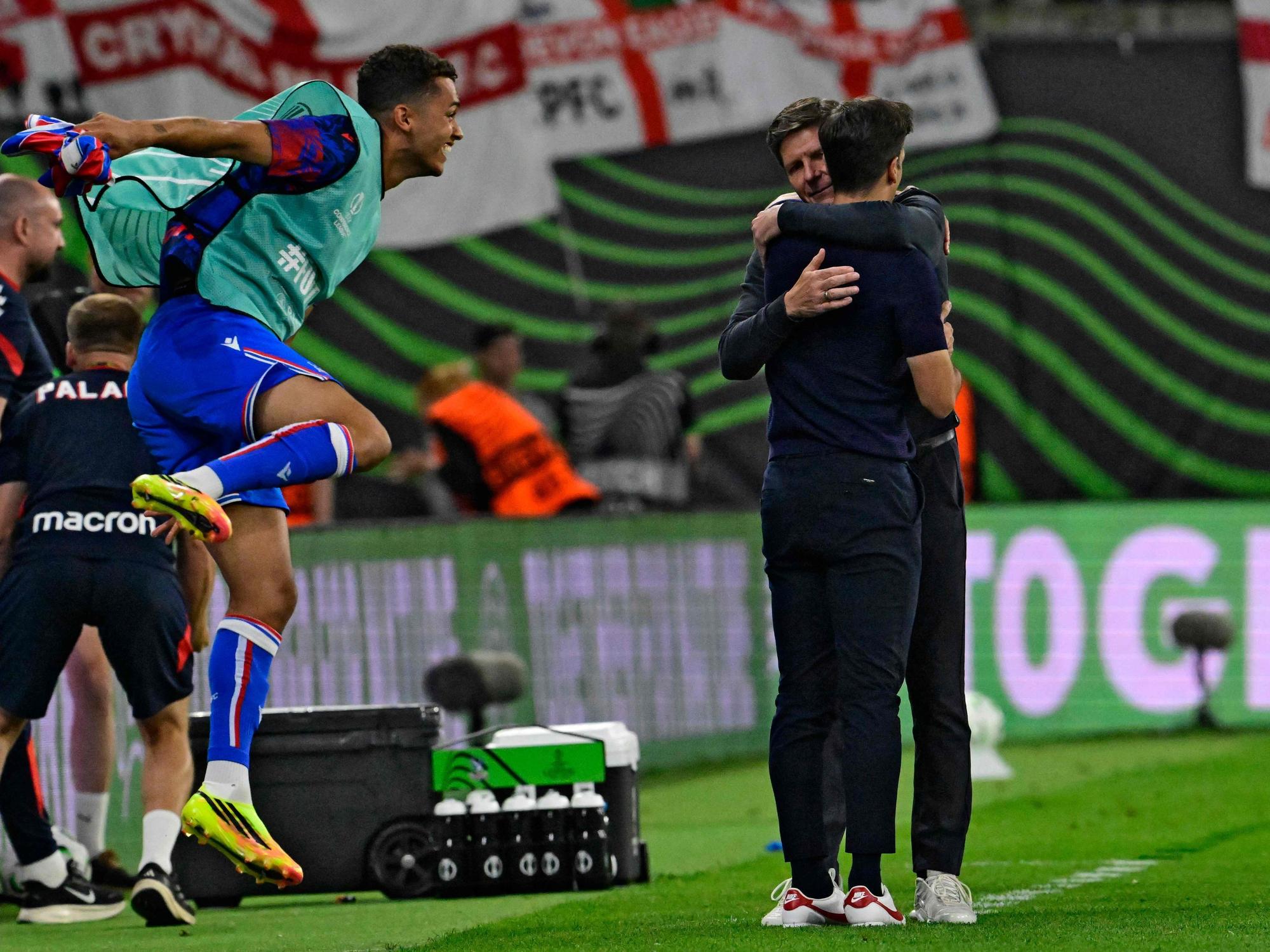 Rayo-Coach Inigo Perez (r.) und Oliver Glasner umarmen sich nach dem Spiel.