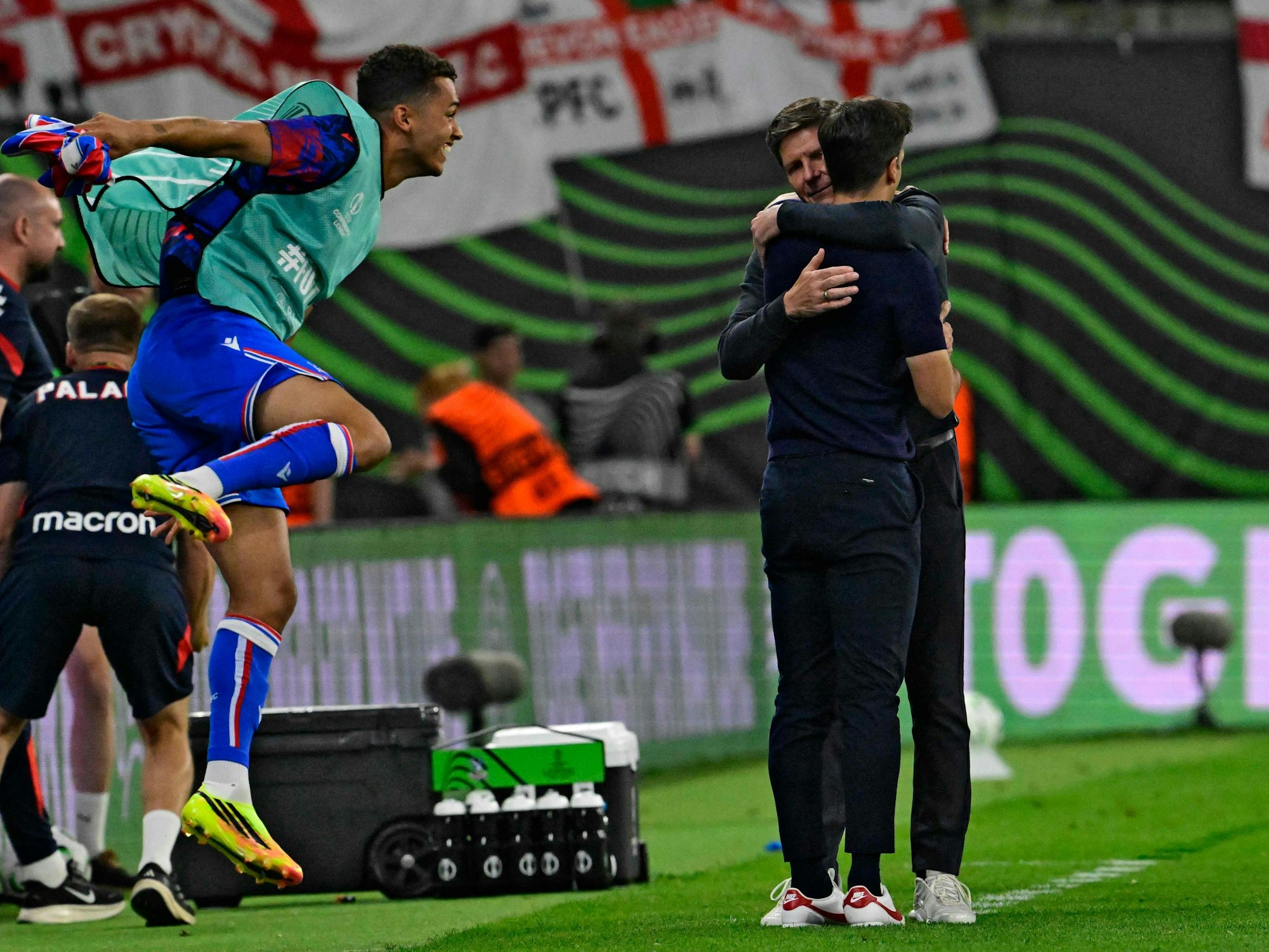 Rayo-Coach Inigo Perez (r.) und Oliver Glasner umarmen sich nach dem Spiel.