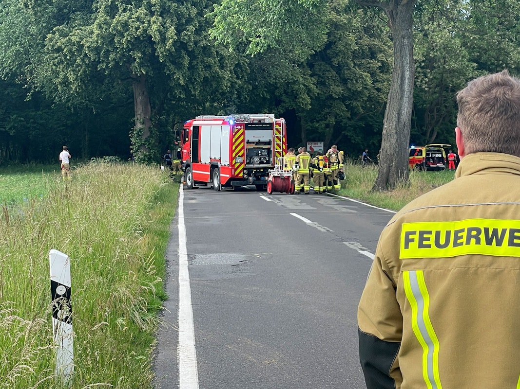 Einsatzkräfte der Feuerwehr bei einem Unfall auf einer Landstraße (Archivoto).