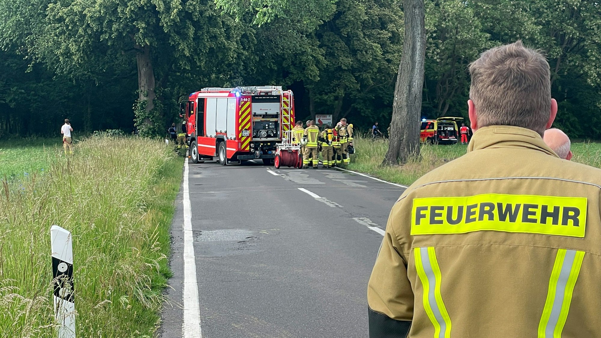 Einsatzkräfte der Feuerwehr bei einem Unfall auf einer Landstraße (Archivoto).